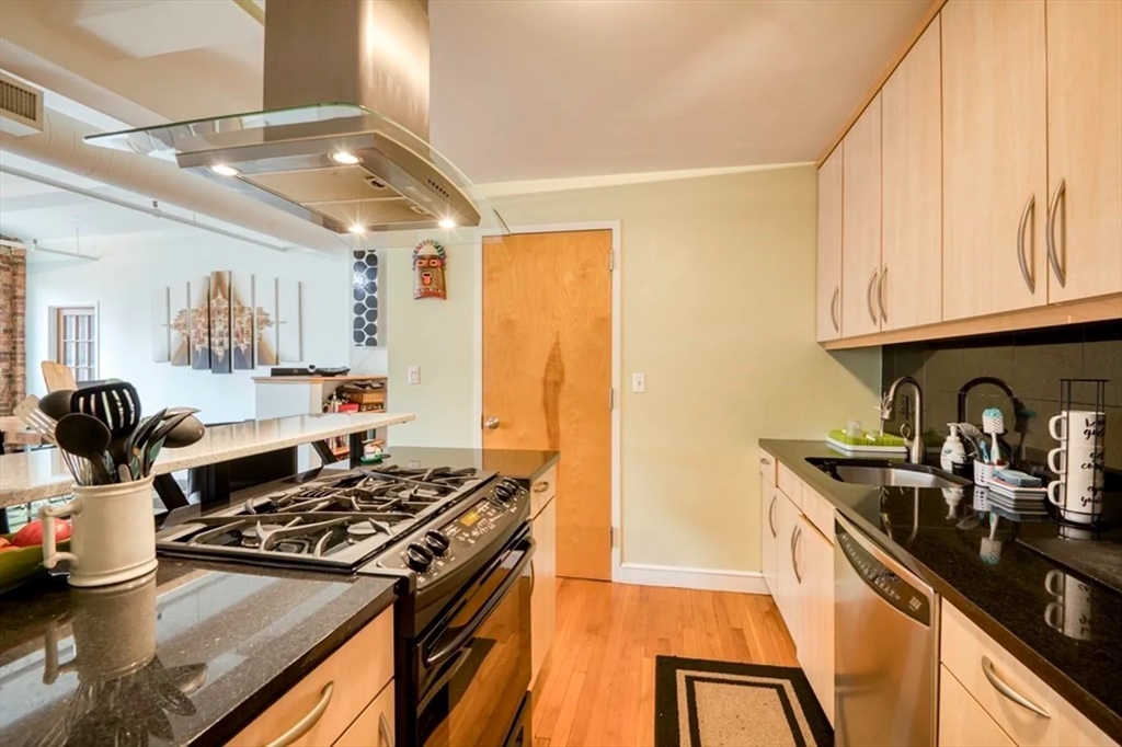 121 Beach St, Leather District