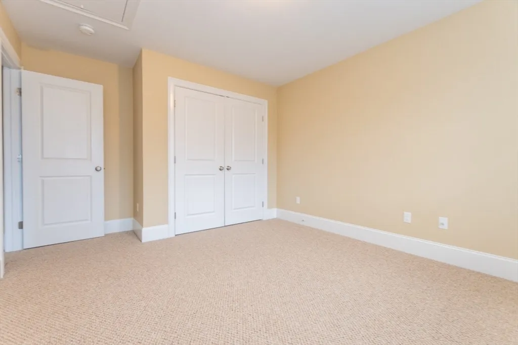 15 Hialeah Ln, Framingham