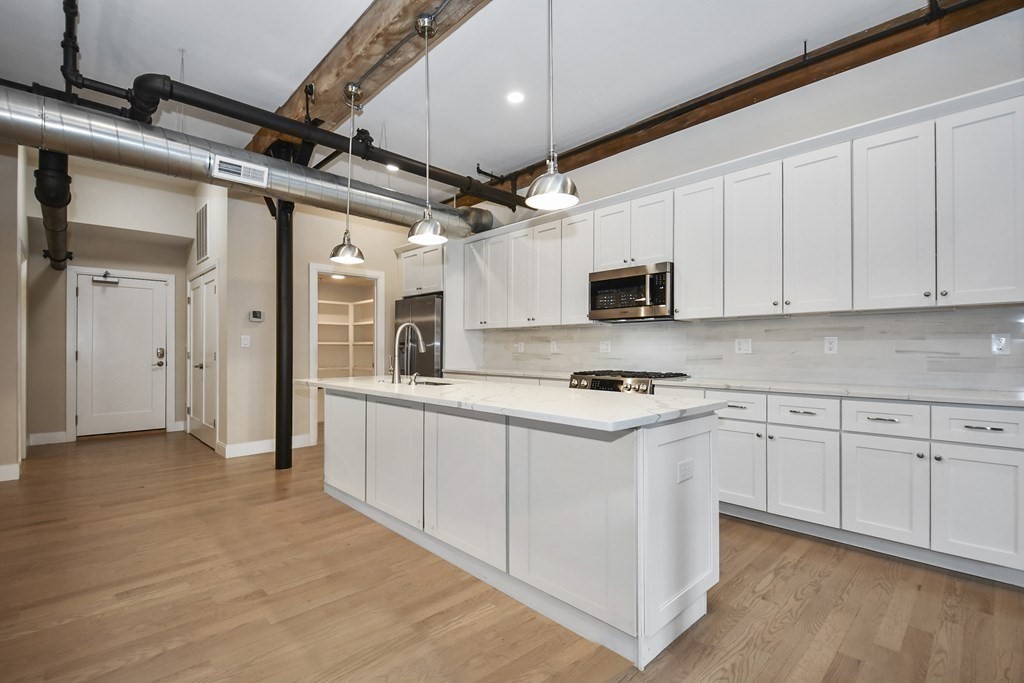 17 Kearney Sq, Lowell