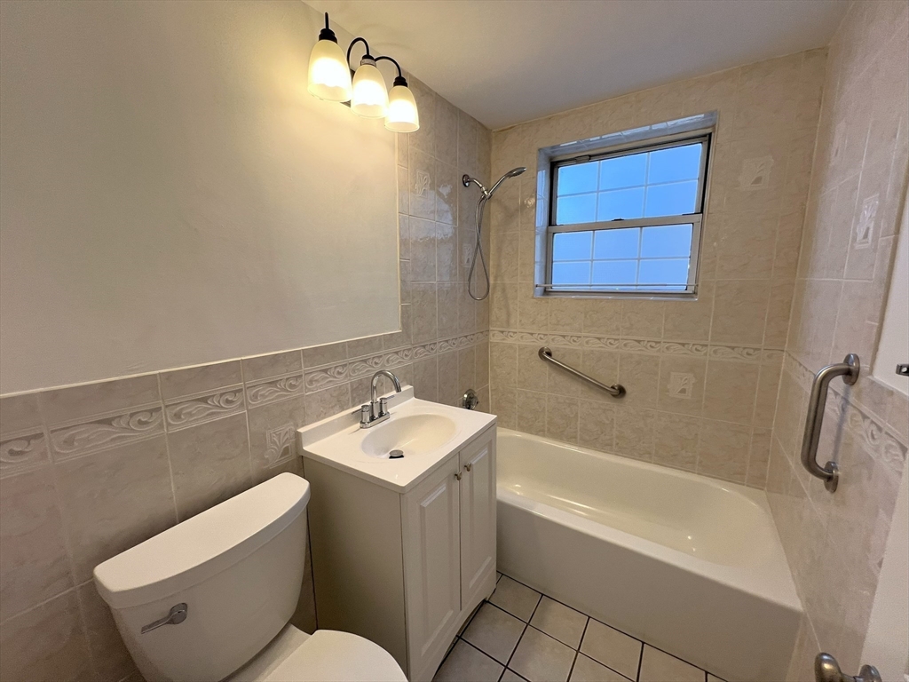 2 Colonial Village Dr, Arlington Heights