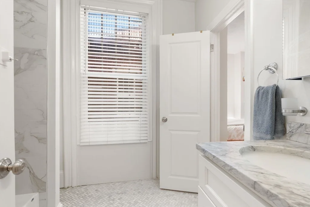 62 West Cedar St, Beacon Hill