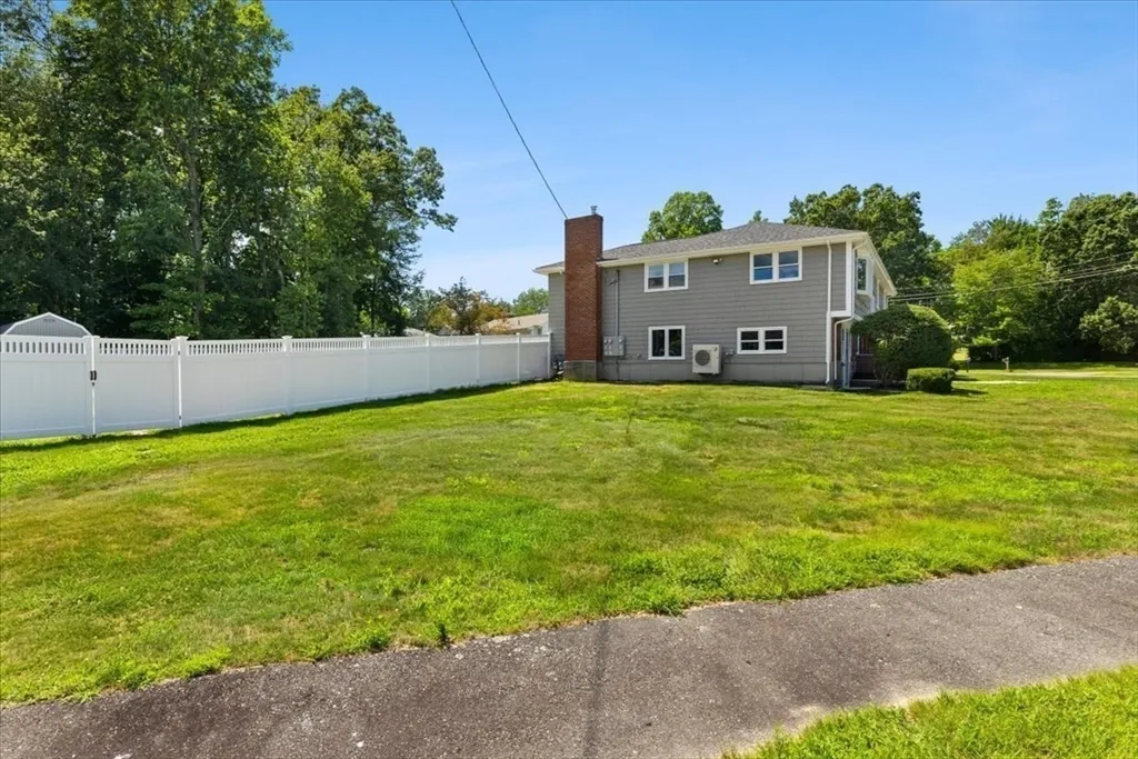 19 Coach Ln, Norwood