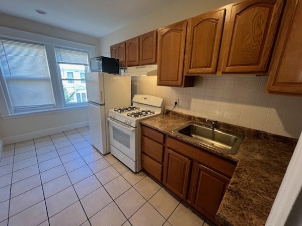1 bed, 1 bath apartment for rent at 27 Irving Ter Unit 4, Mid Cambridge — photo 4 of 4