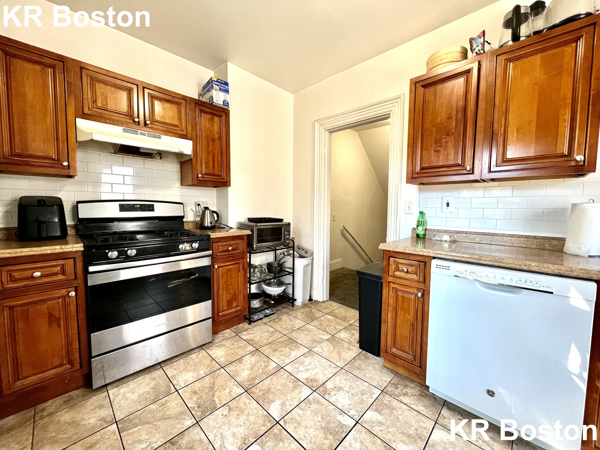 4 bed, 1 bath apartment for rent at 27 Pratt St Unit 2, Allston — photo 2 of 4