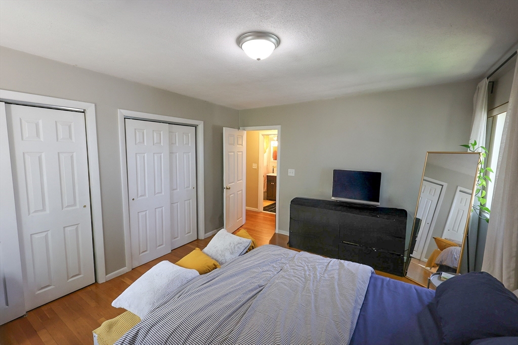 10 Linda Ln, Dorchester