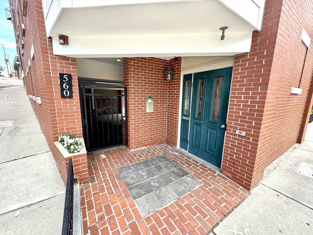 560 Commercial St, North End