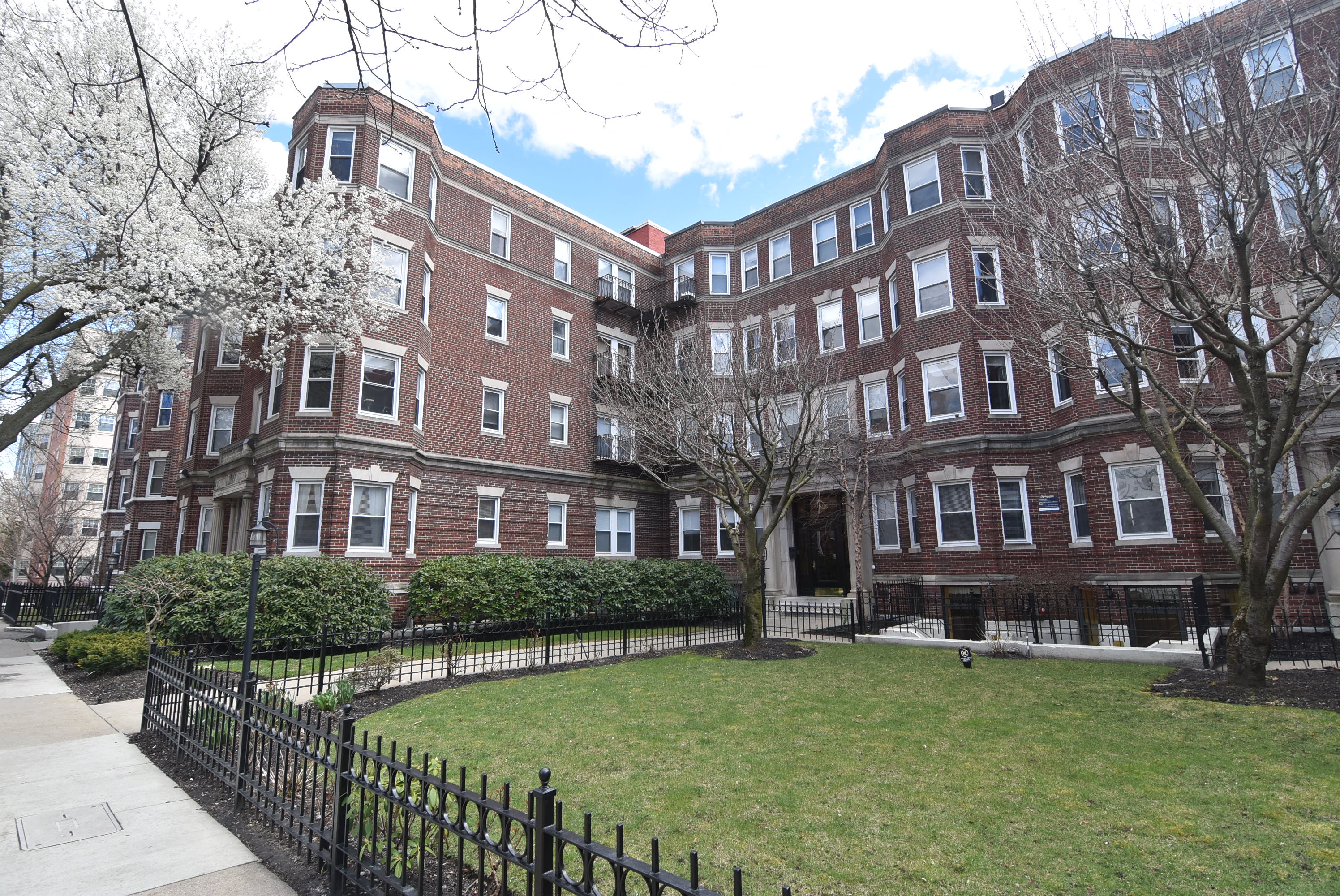 100 Queensberry St, Fenway