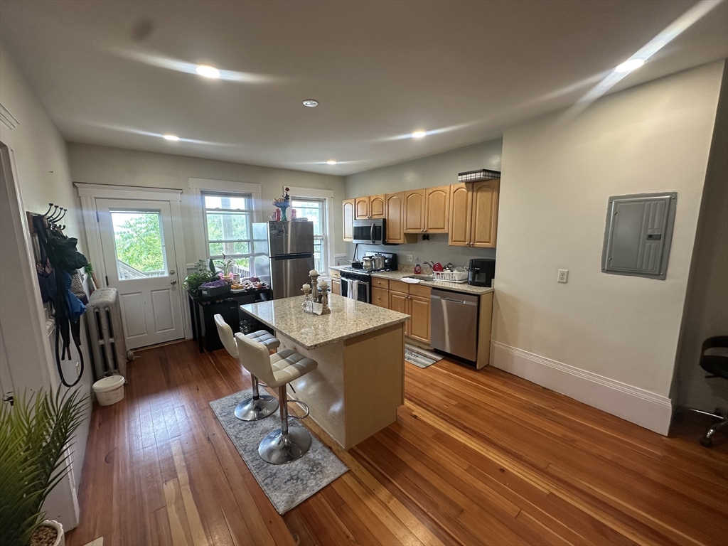 118 Gladstone St, East Boston