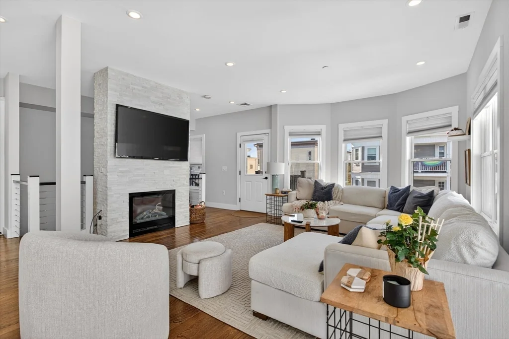 15 W Bellflower St, South Boston