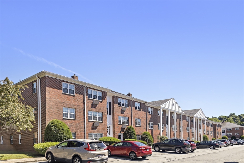 11 Old Colony Ln, Arlington Heights