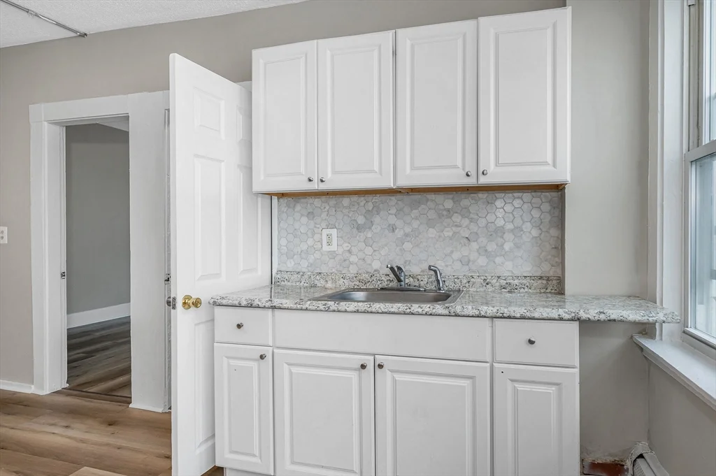 50 1/2 Common St, North Lawrence