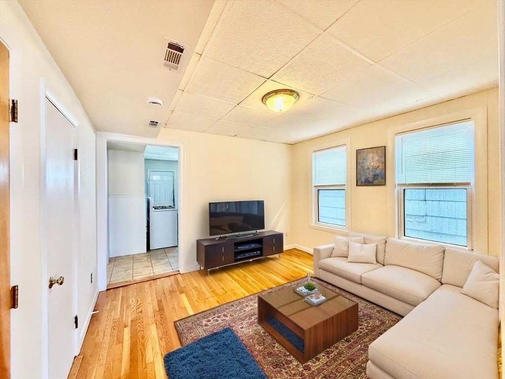 724 Cambridge St, Wellington-Harrington