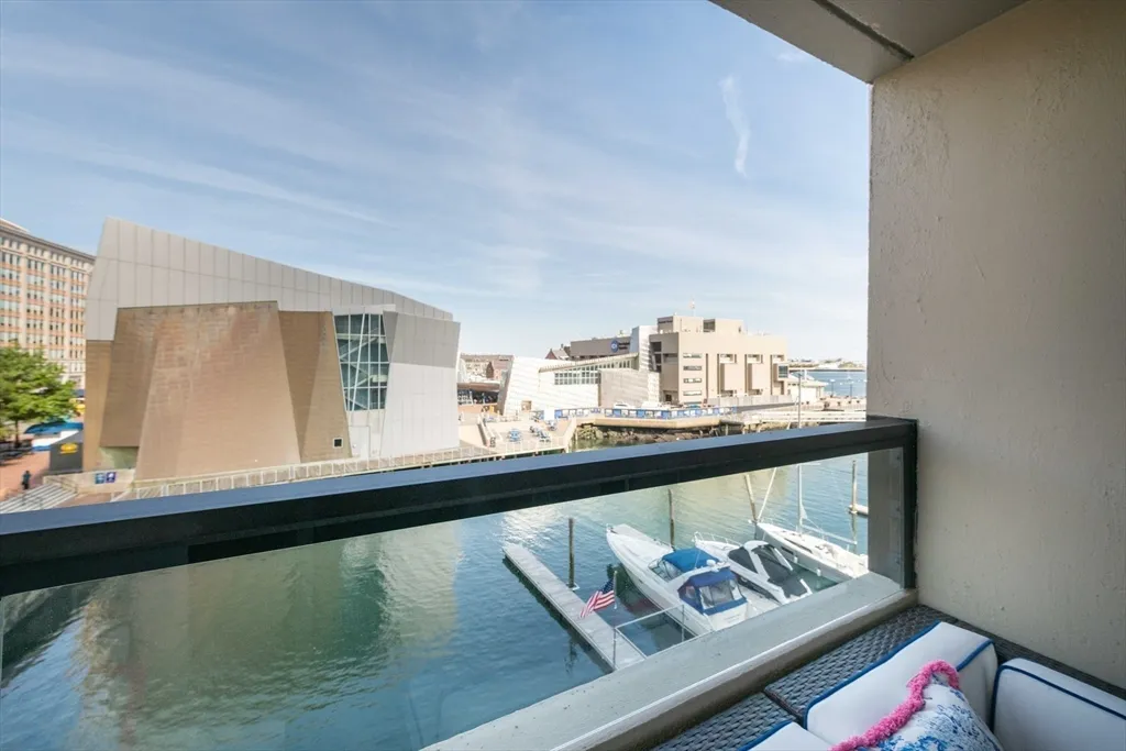 85 E India Row, Waterfront