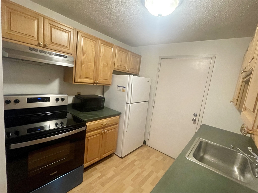 9 Village Rock Ln, Natick