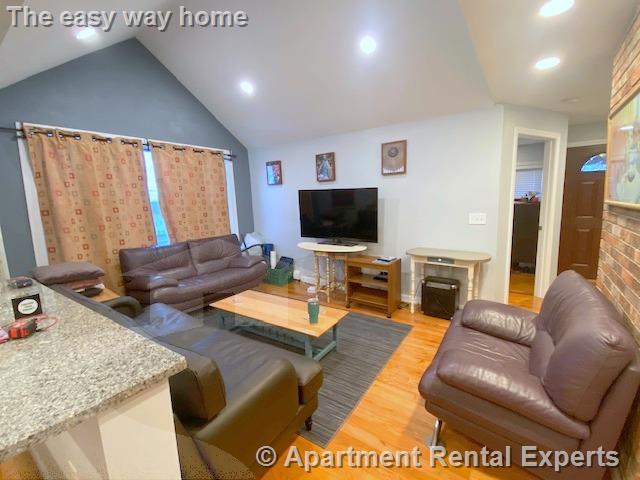 521 Main St, Magoun Square