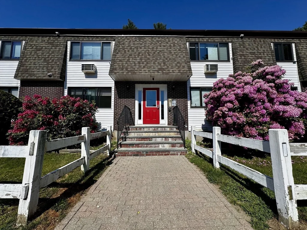 18 Pierce St, Foxboro