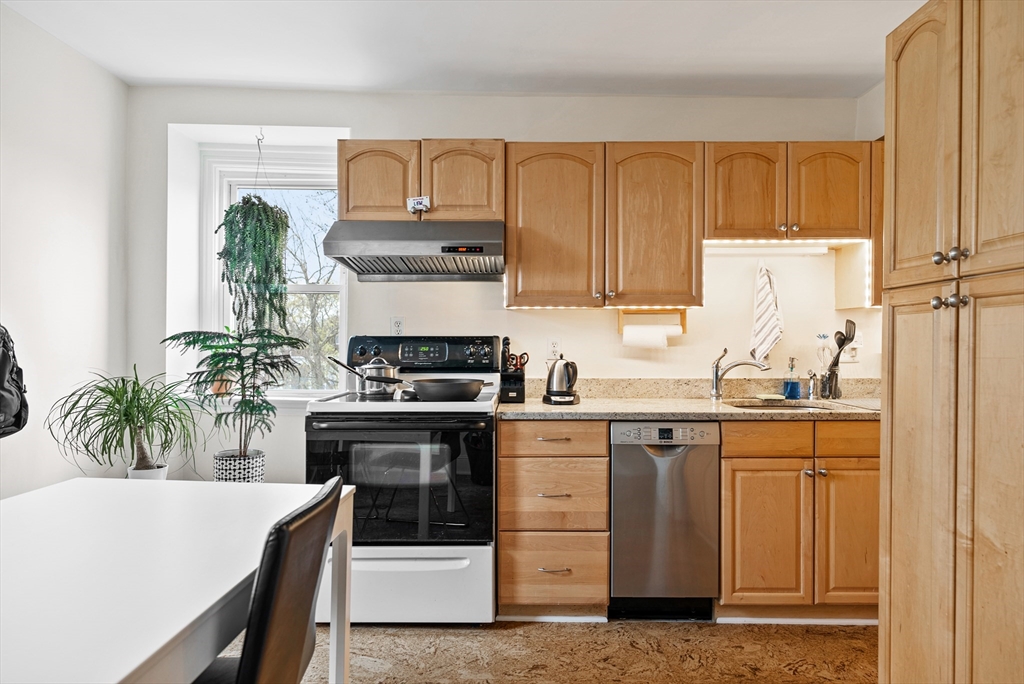 37 Putnam Ave, Riverside