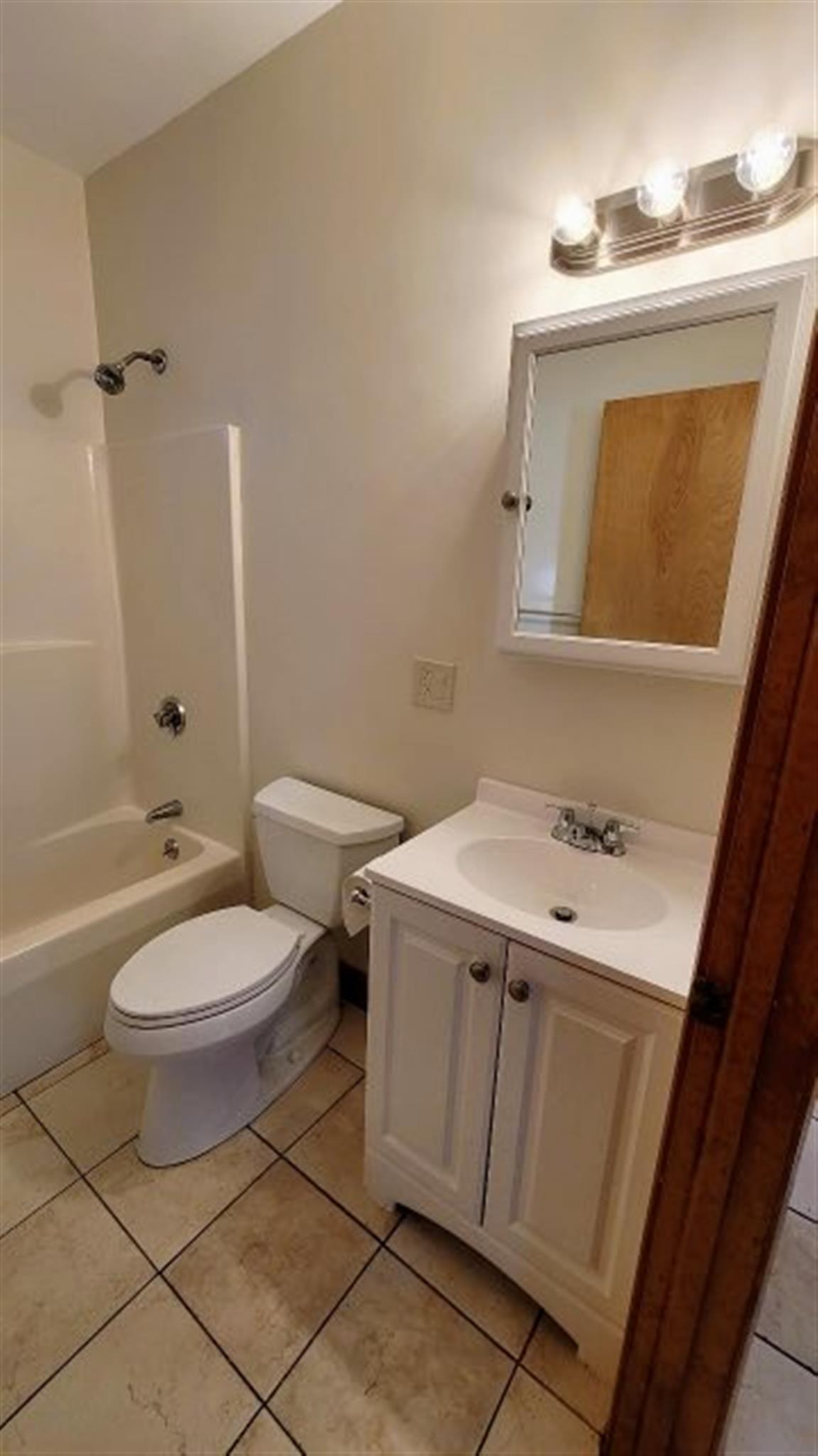 3 bed, 1 bath apartment for rent at 12 Fenwick St Unit 12, Magoun Square — photo 15 of 17