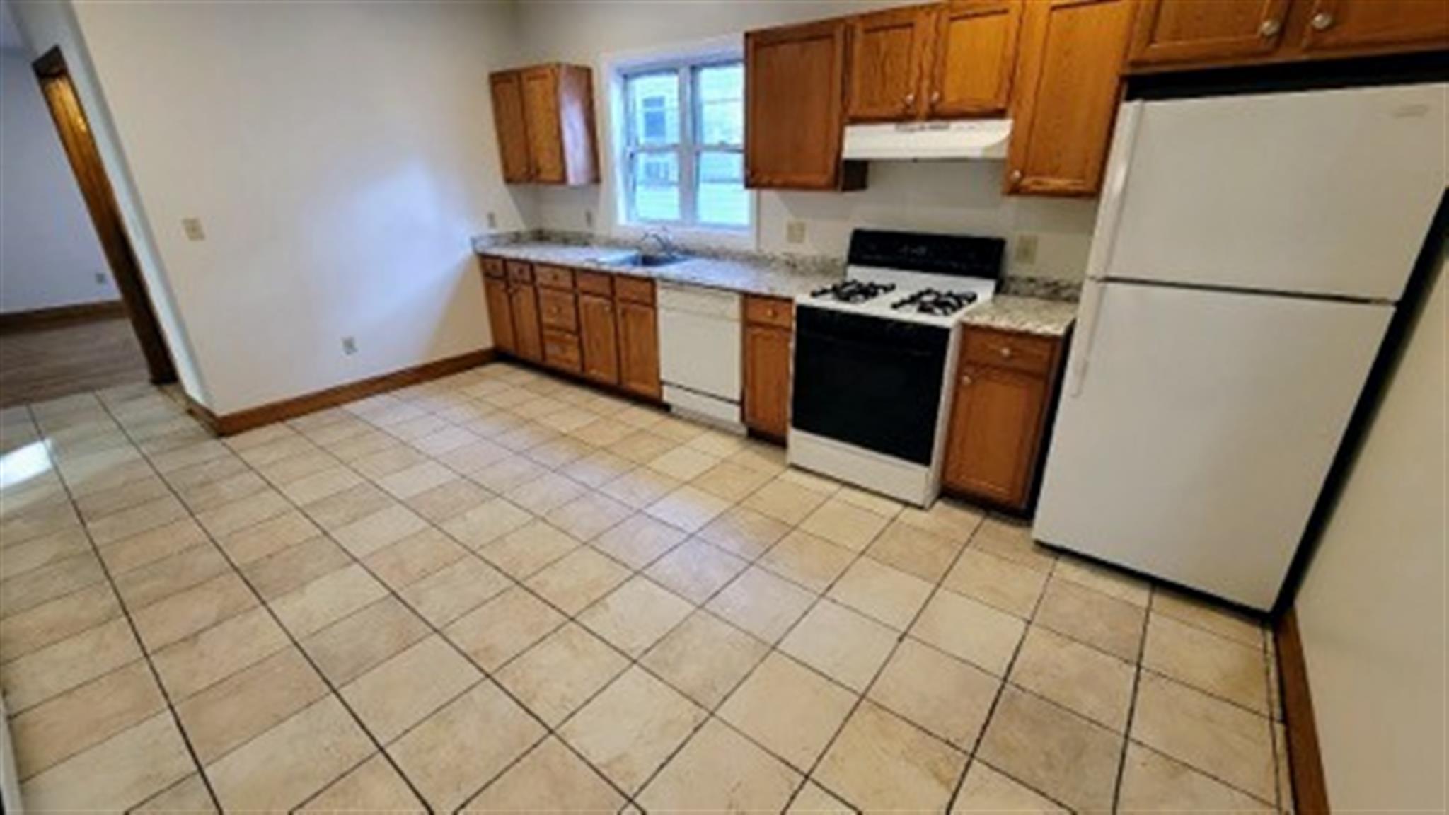3 bed, 1 bath apartment for rent at 12 Fenwick St Unit 12, Magoun Square — photo 2 of 17