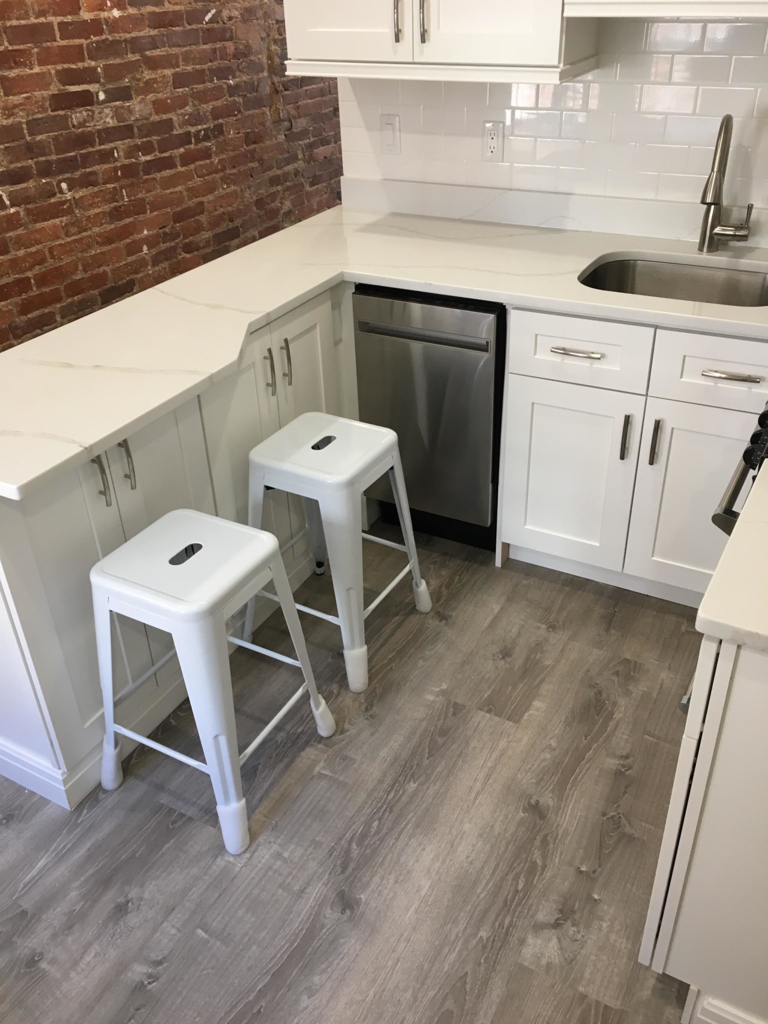 3 bed, 1 bath apartment for rent at 27 Temple St Unit 4, Beacon Hill — photo 4 of 21
