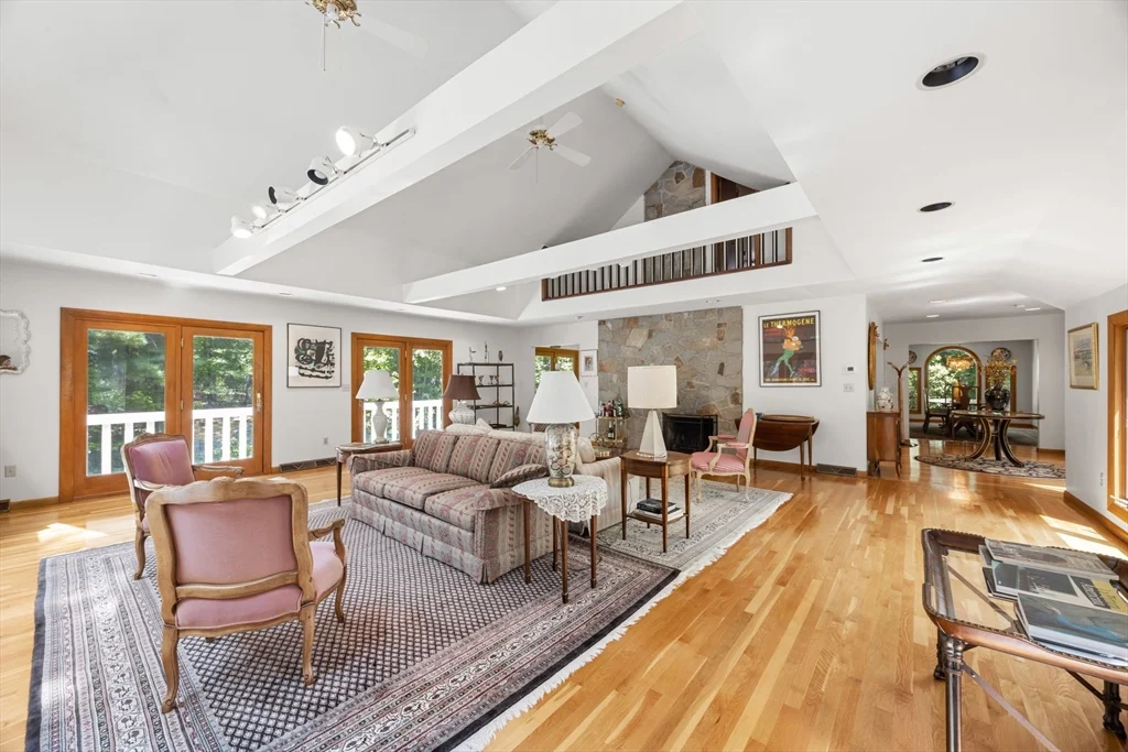 4 Crestview Ln, Milton