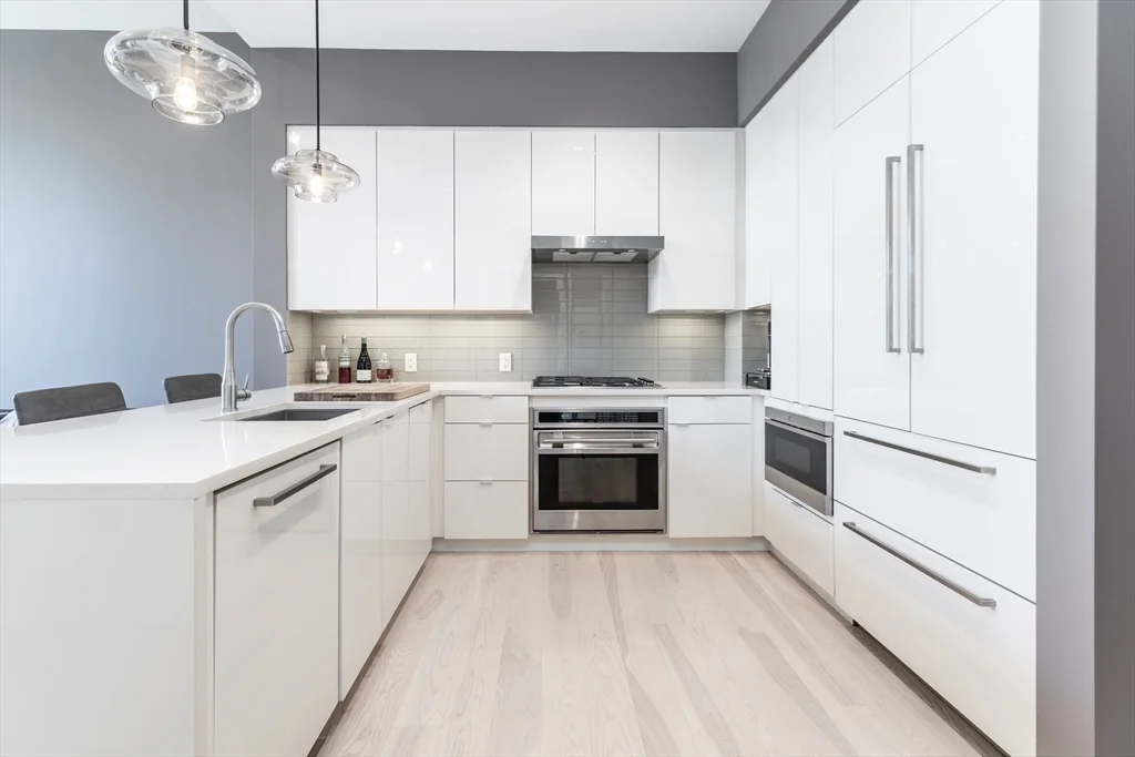 32 Traveler St, South End