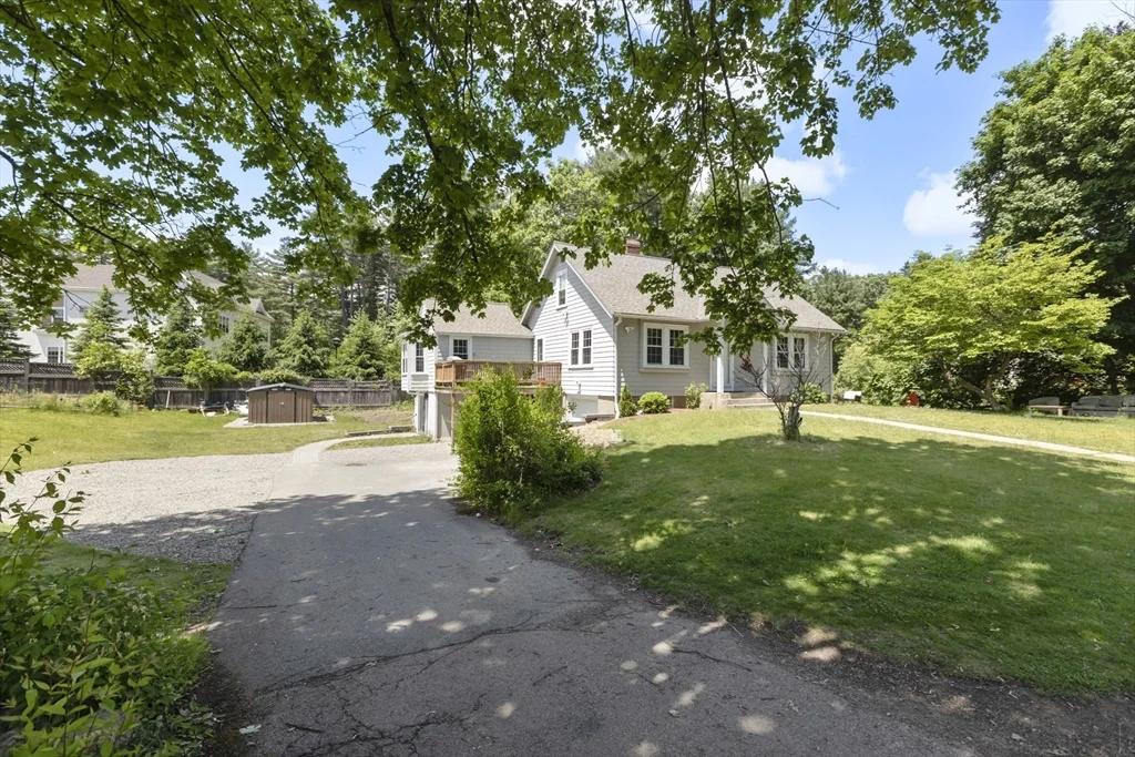 665 S Main St, Sharon
