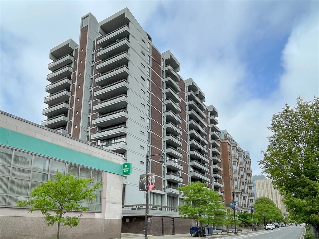 566 Commonwealth, Fenway