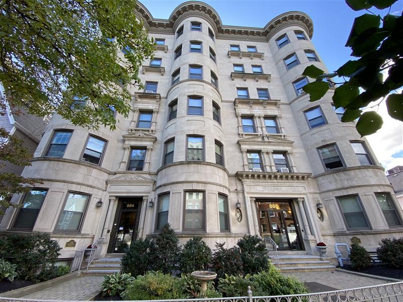 884 Massachusetts Ave, Riverside