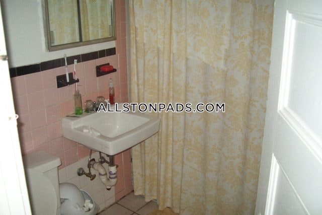 4 bed, 2 bath apartment for rent at 235.5 Harvard Ave Unit 5, Allston — photo 14 of 52