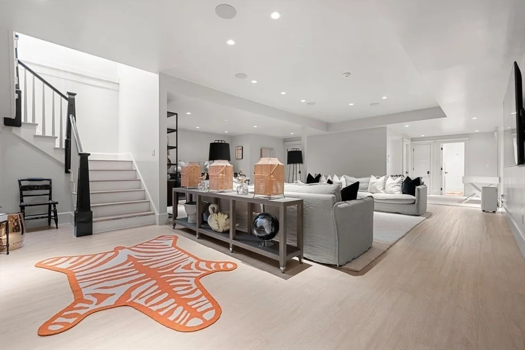 34 Brewster Rd, Monomoy