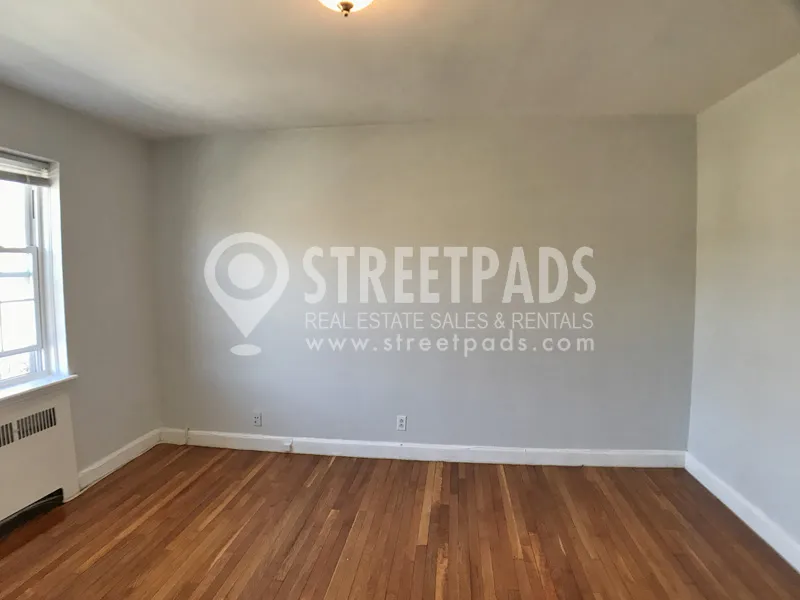 1129 Beacon St, Longwood