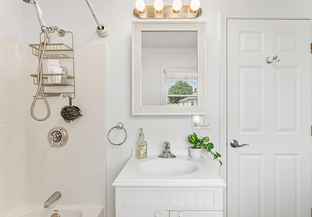 8 Ballard St, Saugus