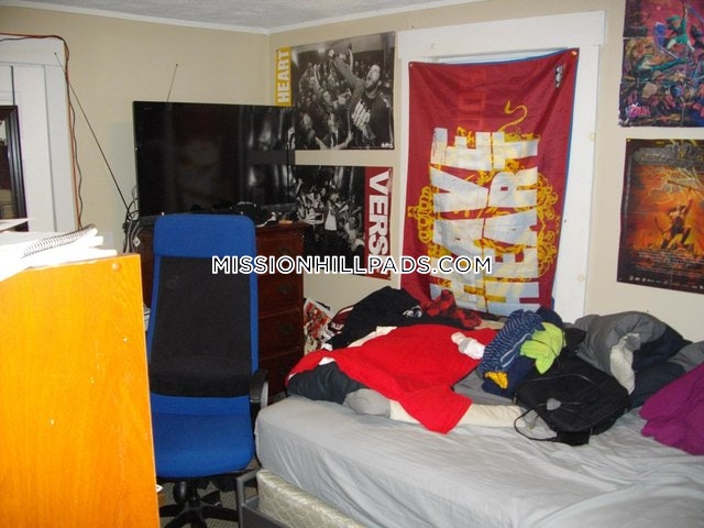 2 bed, 1 bath apartment for rent at 12 Shepherd Ave Unit 2, Mission Hill — photo 5 of 8