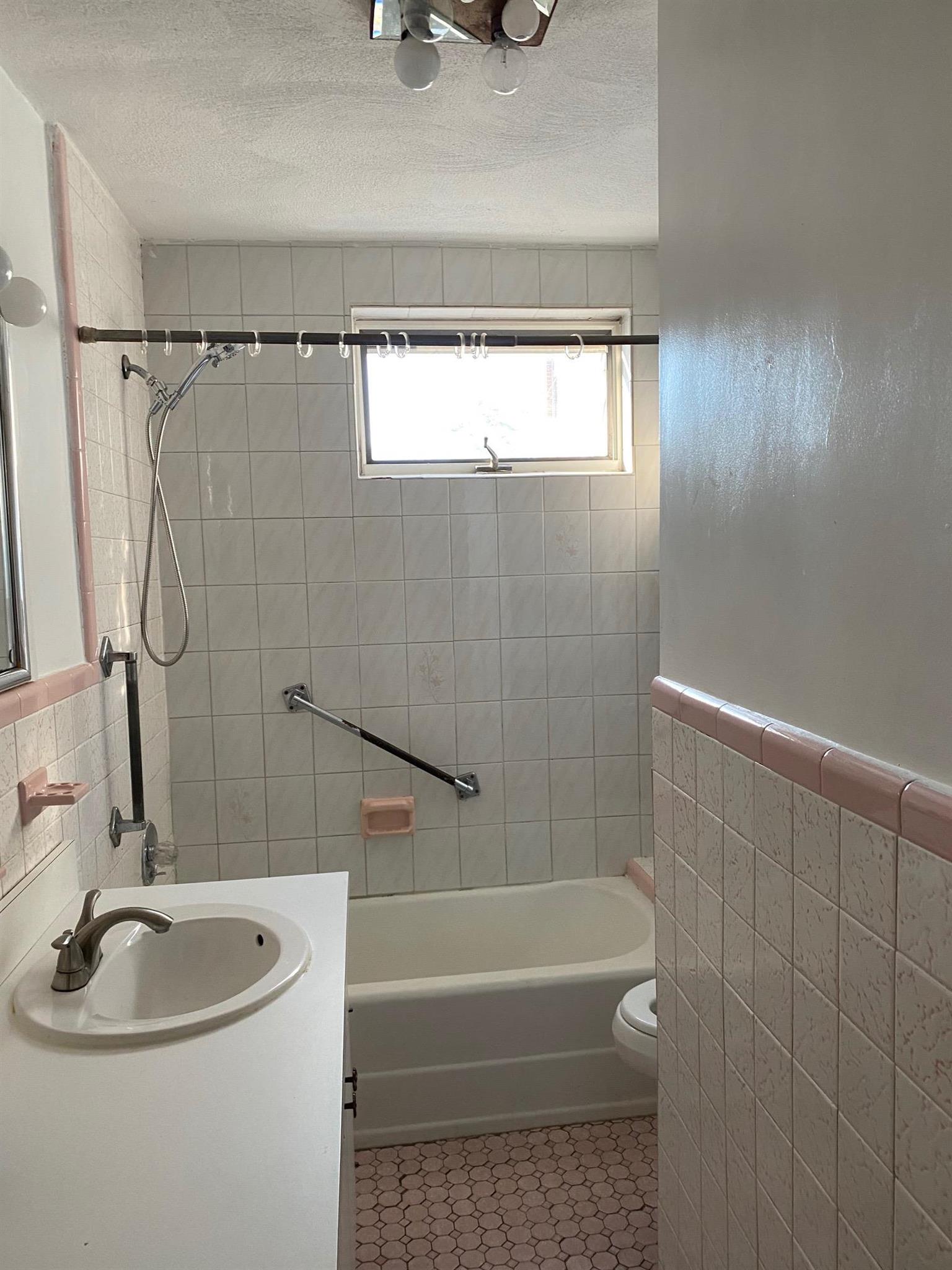 2.5 bed, 1 bath apartment for rent at 51 Mansfield St, Union Square — photo 4 of 10