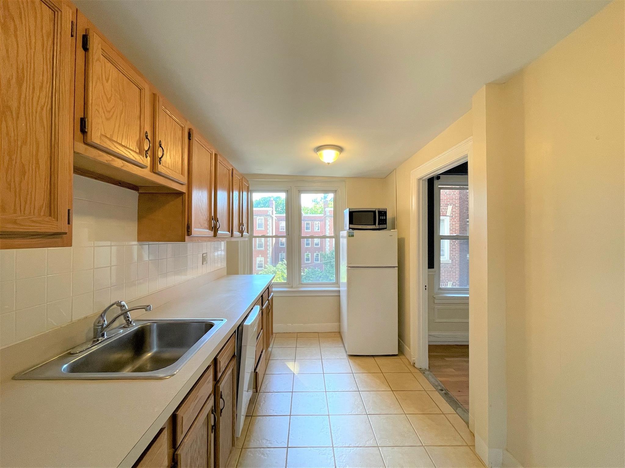 1.5 bed, 1 bath apartment for rent at 7 Craigie Cir Unit 33, Harvard Square — photo 2 of 12