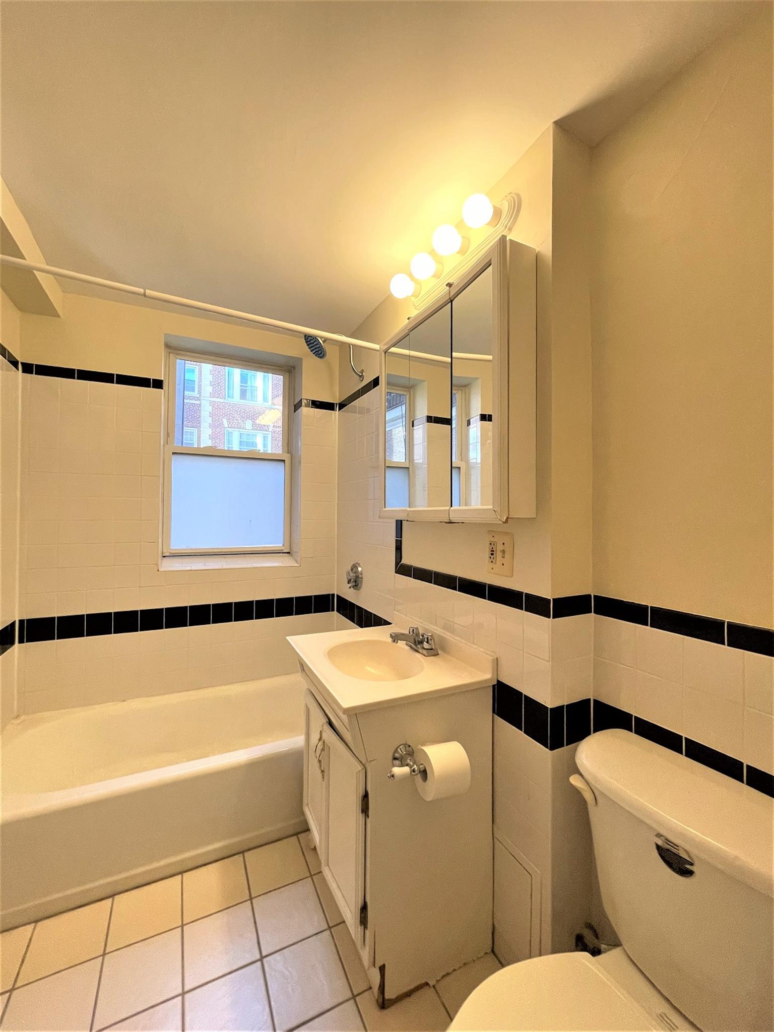 1.5 bed, 1 bath apartment for rent at 7 Craigie Cir Unit 33, Harvard Square — photo 8 of 12