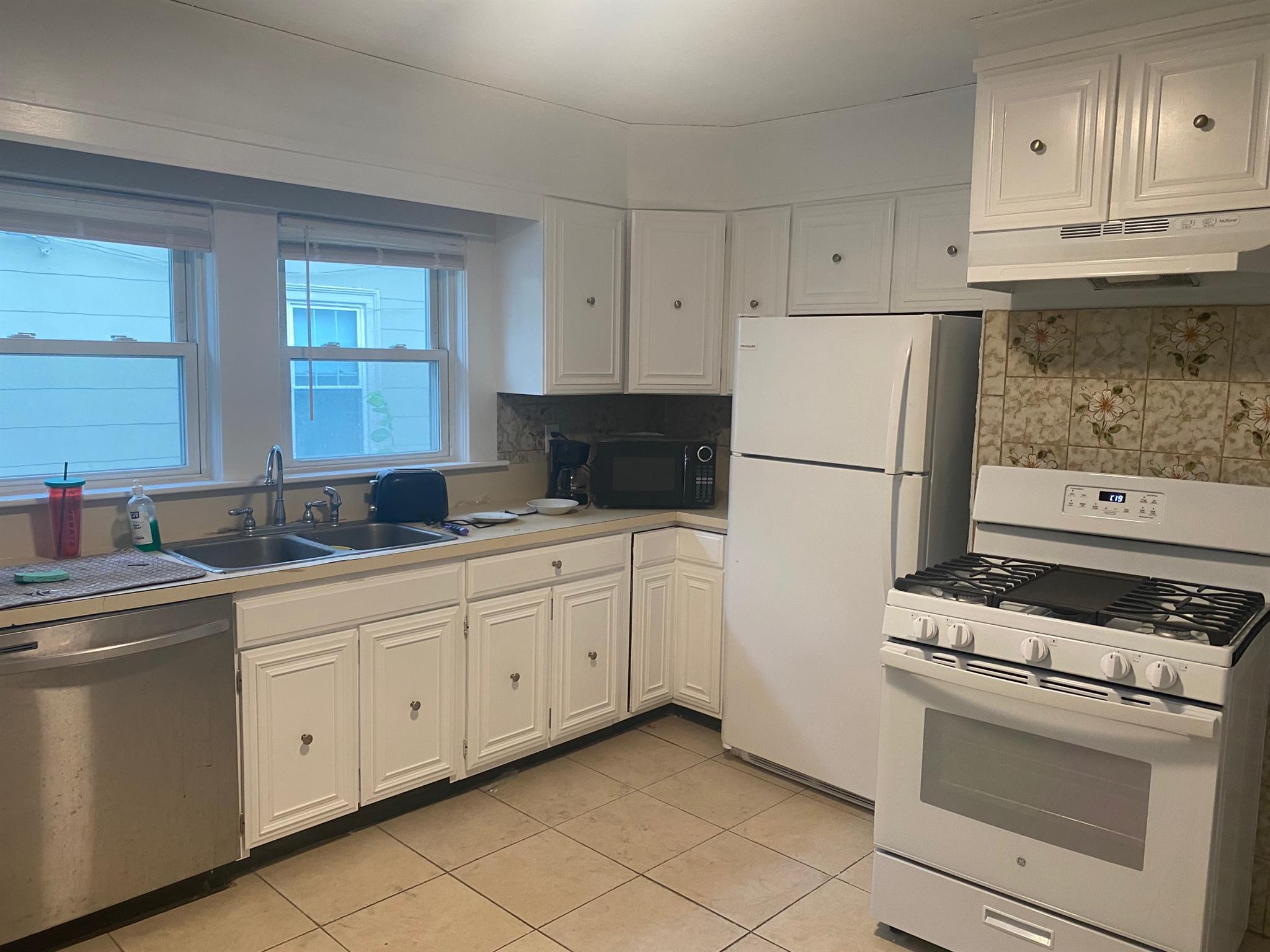 3 bed, 1 bath apartment for rent at 37 Aberdeen Ave Unit 2, Huron Village — photo 1 of 12