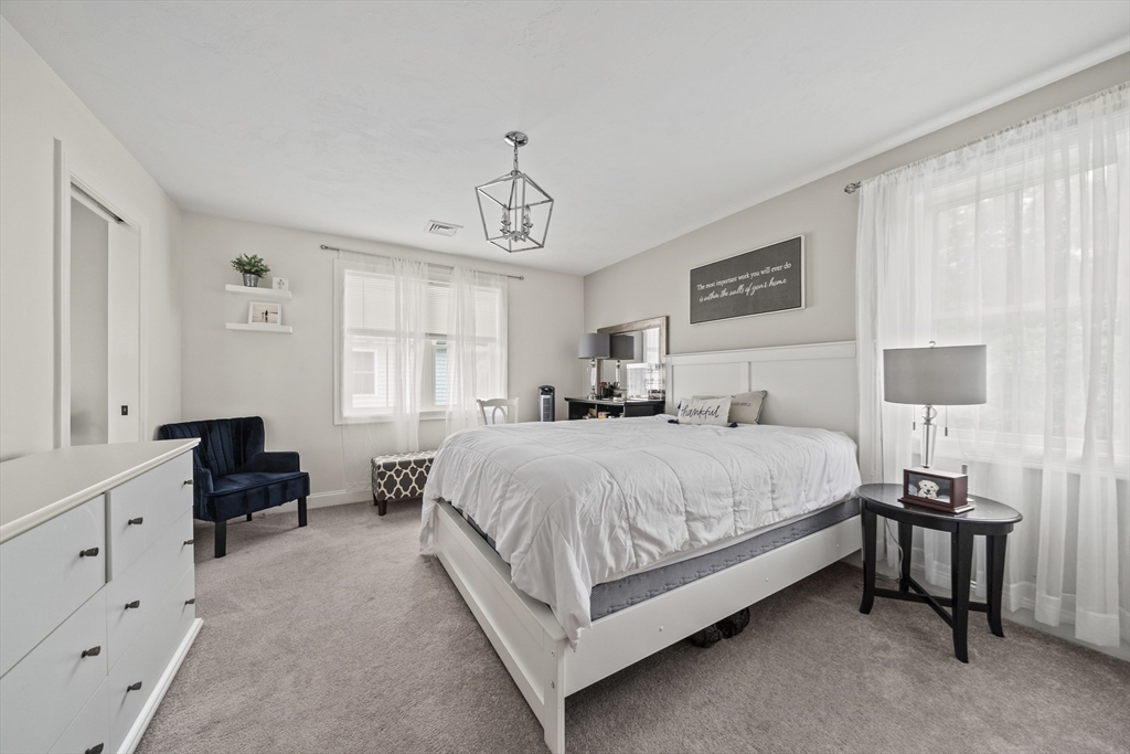 8 Old Field Way, Lakeville