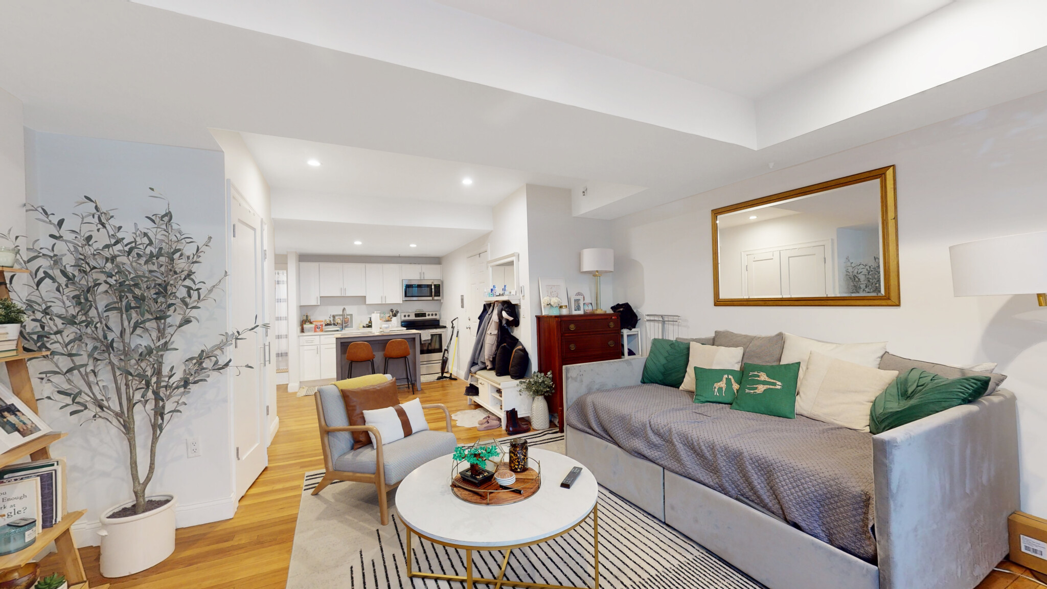 Studio bed, 1 bath apartment for rent at 289 Beacon St Unit BF.,, Back Bay — photo 1 of 2