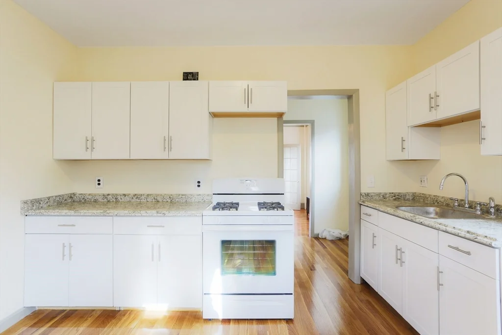 31 Roslyn, Salem