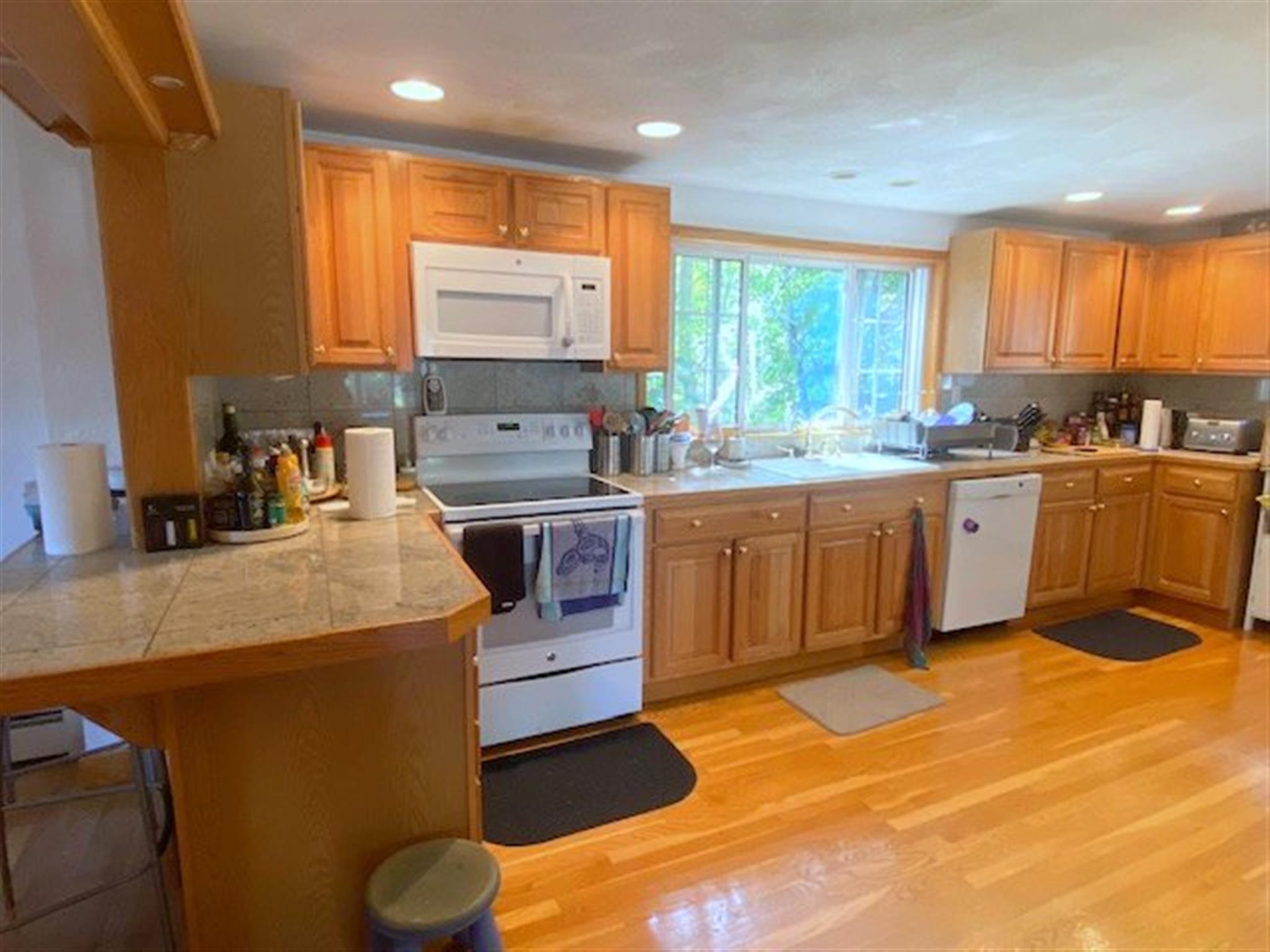 4 bed, 1.5 bath apartment for rent at 16 Summit Ave Unit 16, Prospect Hill