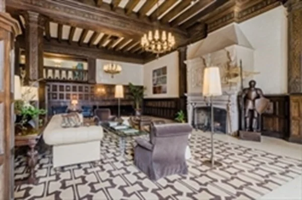 20 Chapel St, Longwood