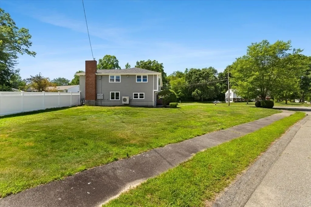 19 Coach Ln, Norwood