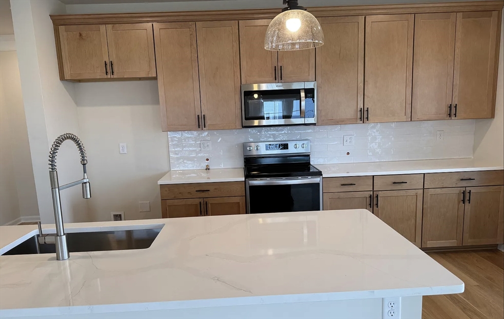 4 Stratton Dr, Woburn