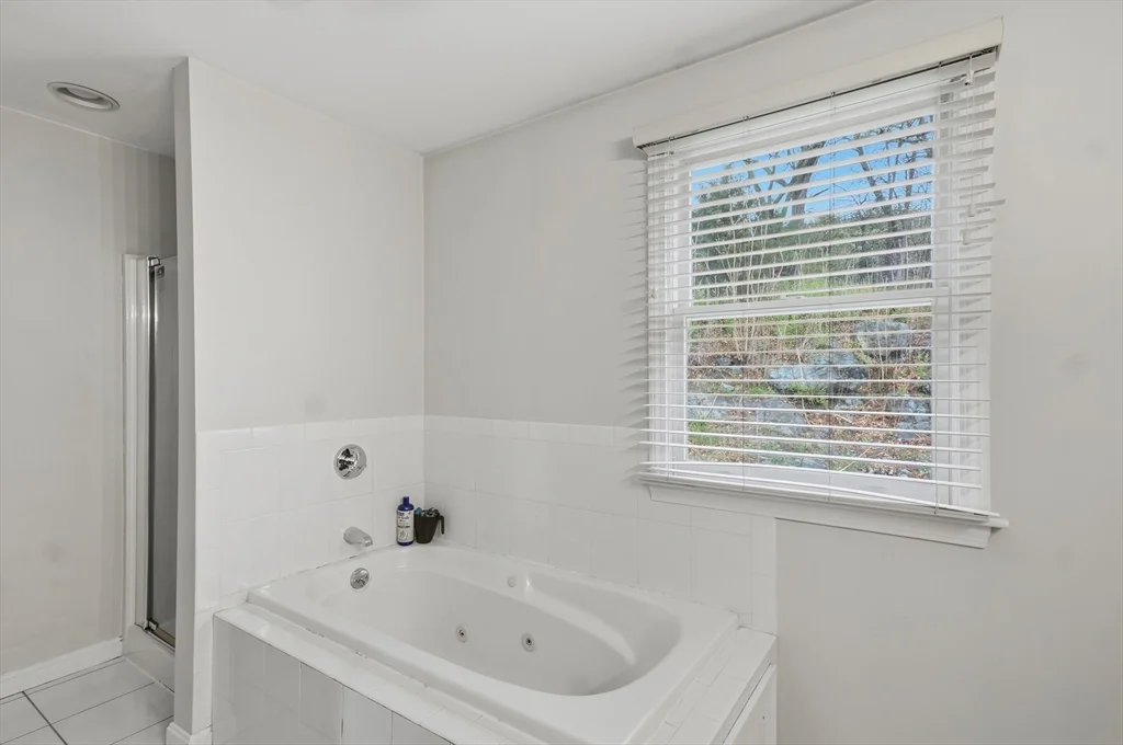 11 Roseanna Park Dr, Waltham