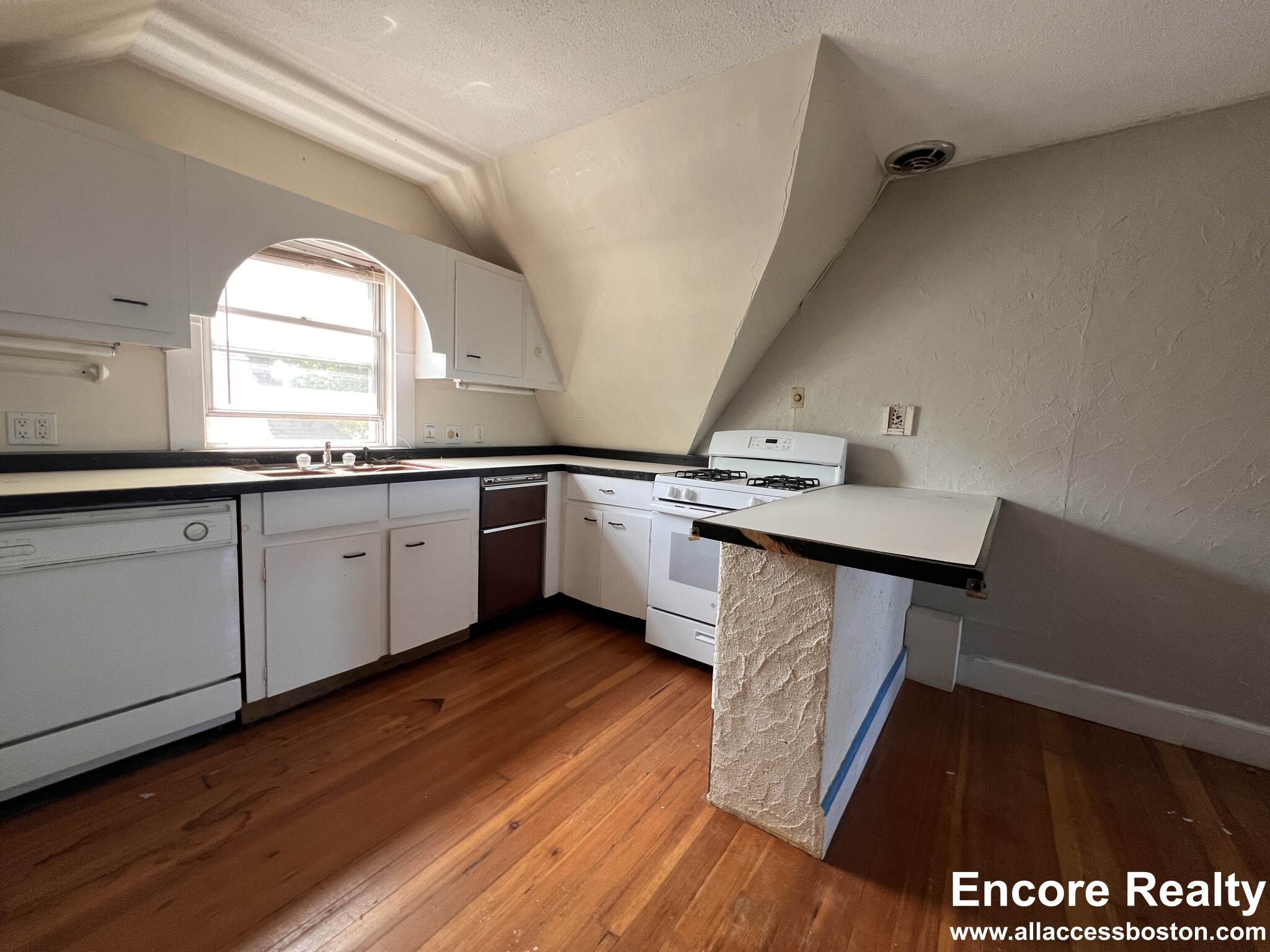 9 Kenwood St, North Brookline