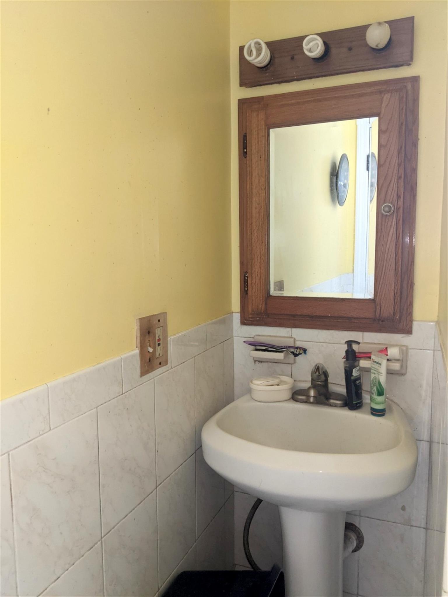 2.5 bed, 1.5 bath apartment for rent at 61 Newbern Ave Unit 2, Medford — photo 24 of 29