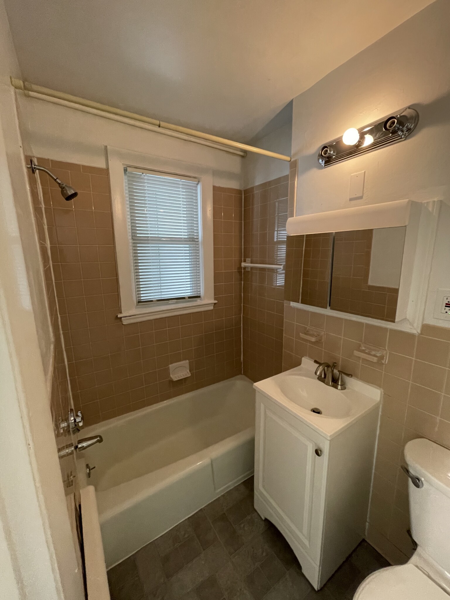 87 Winthrop Shore Dr, Winthrop