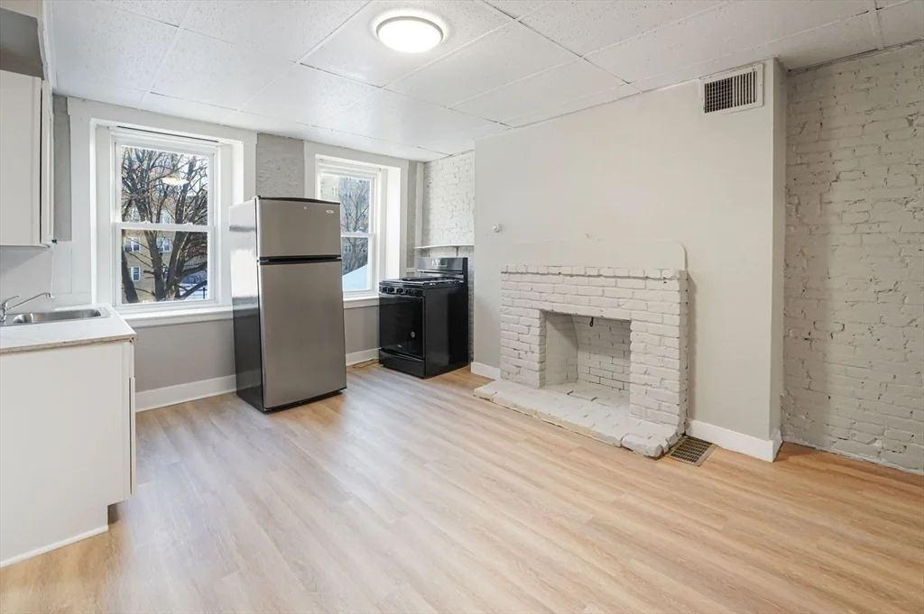 110 Appleton St, Lowell